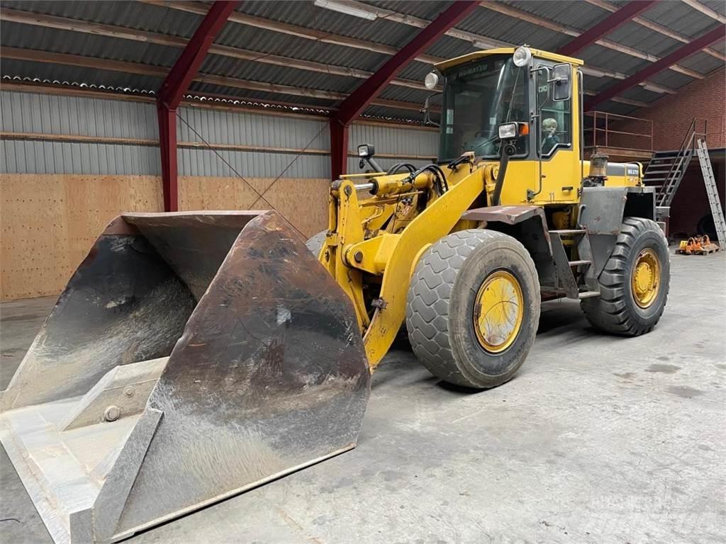 Komatsu WA270-3 Pyöräkuormaajat