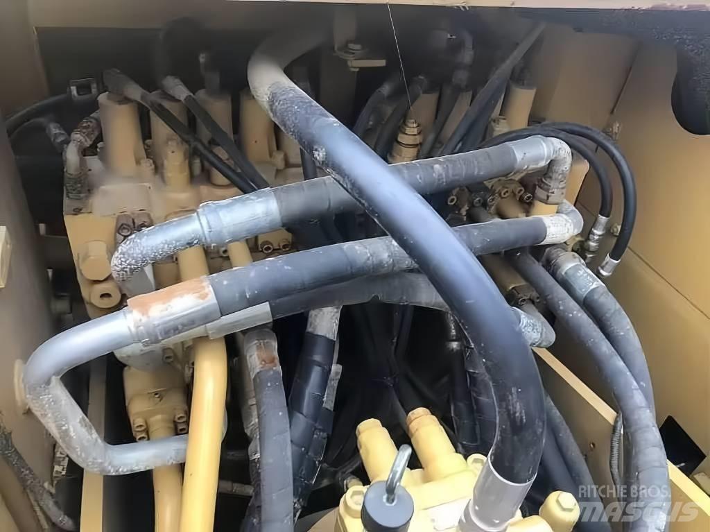 CAT 323 Telakaivukoneet