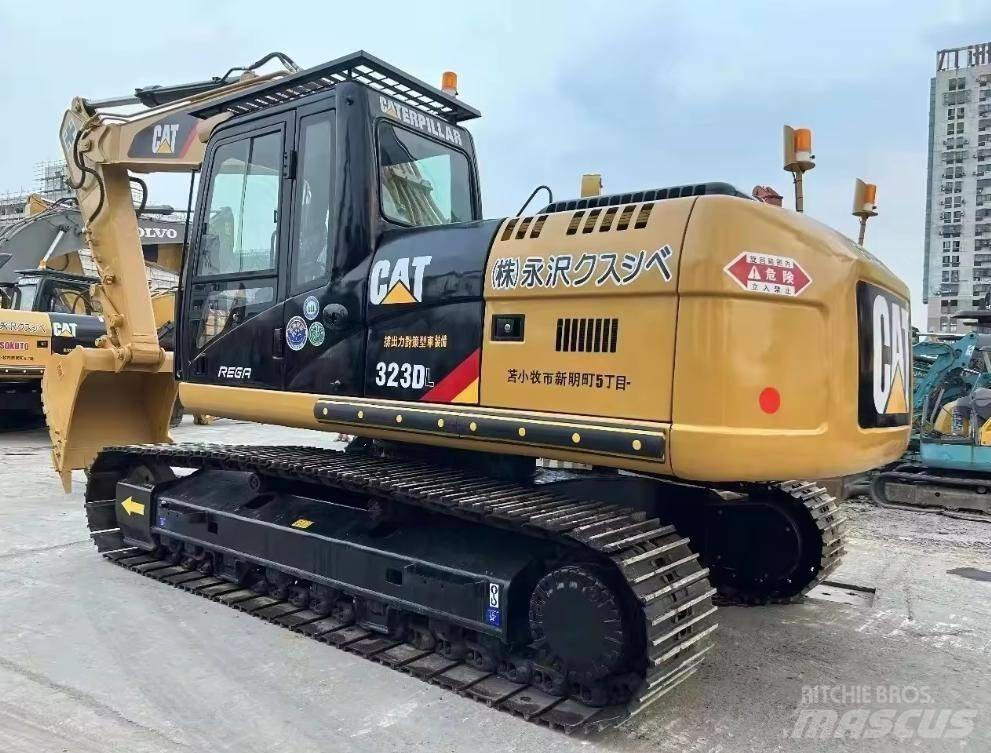 CAT 323 Telakaivukoneet