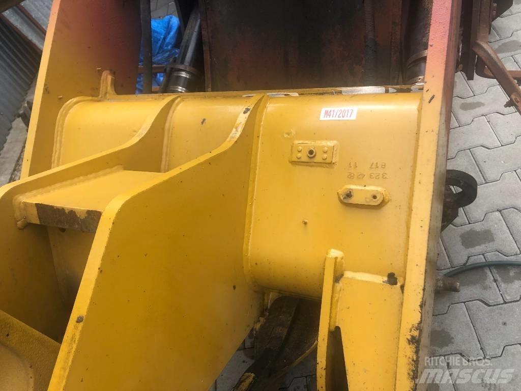 CAT 906 ramiona Alusta ja jousitus