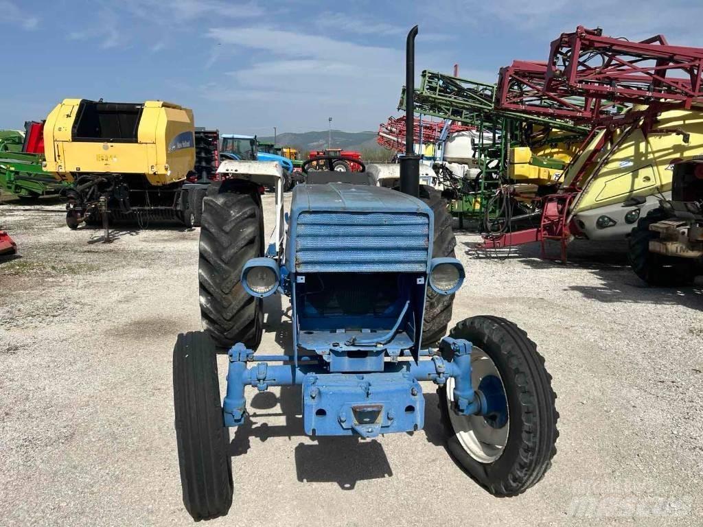 Universal 640 Traktorit
