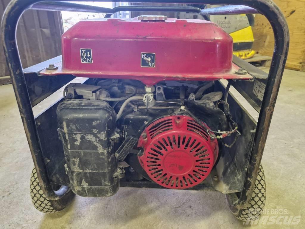 Honda ECMT7000F Bensiinigeneraattorit