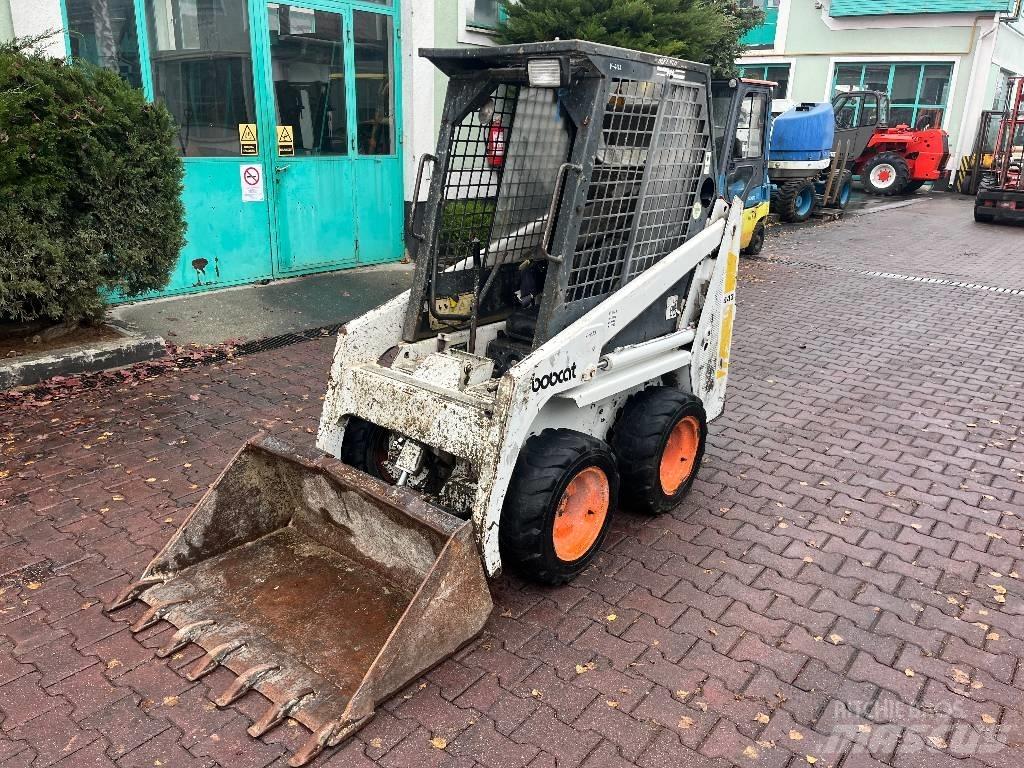 Bobcat 443      V-4129 Etukuormaimet ja kaivuulaitteet