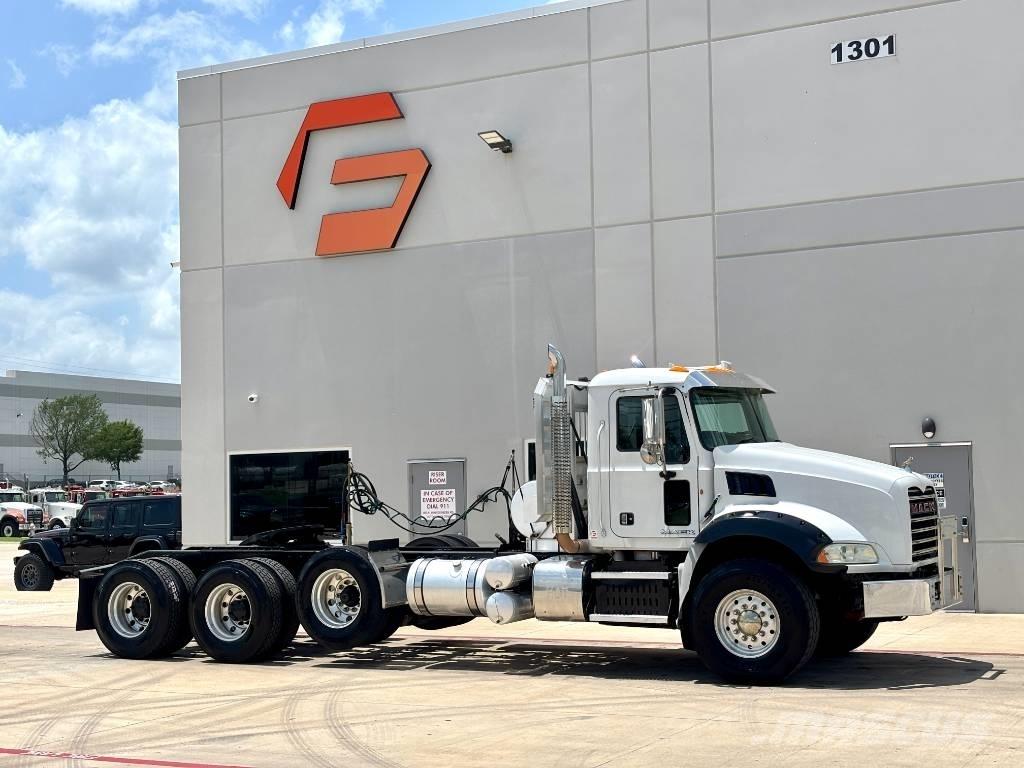 Mack Granite GU 813 Vetopöytäautot