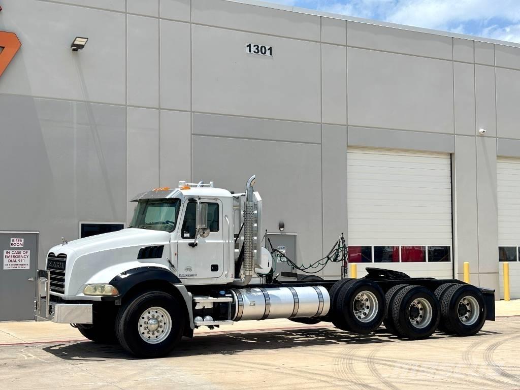 Mack Granite GU 813 Vetopöytäautot