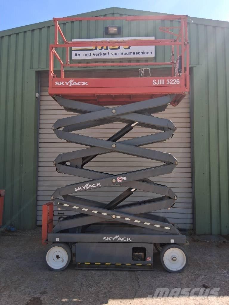 SkyJack SJ III 3226 Saksilavat