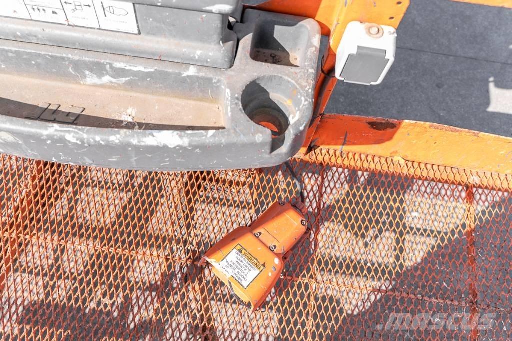 JLG 1500 SJ Teleskooppipuominostimet
