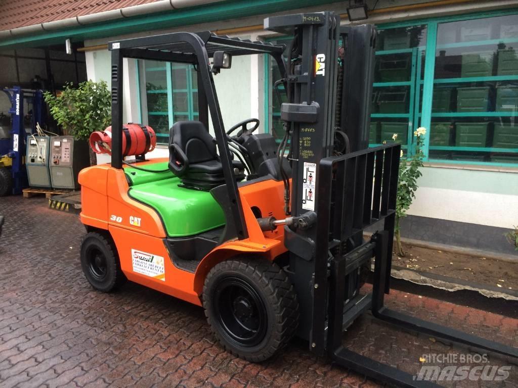 CAT GP 35 N V-2682 Nestekaasutrukit
