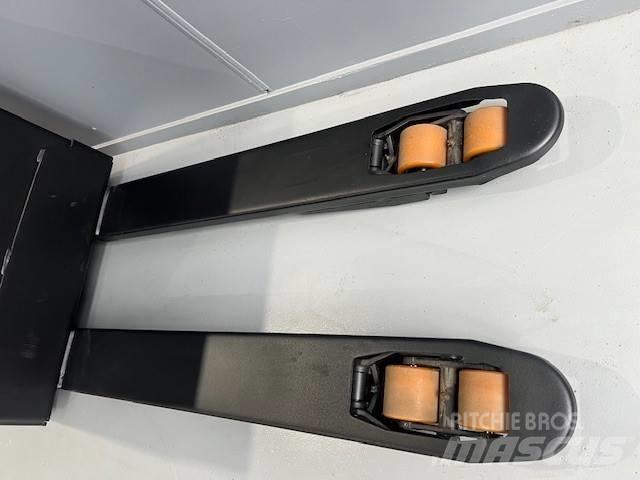 Toyota LWE160 Lavansiirtotrukit