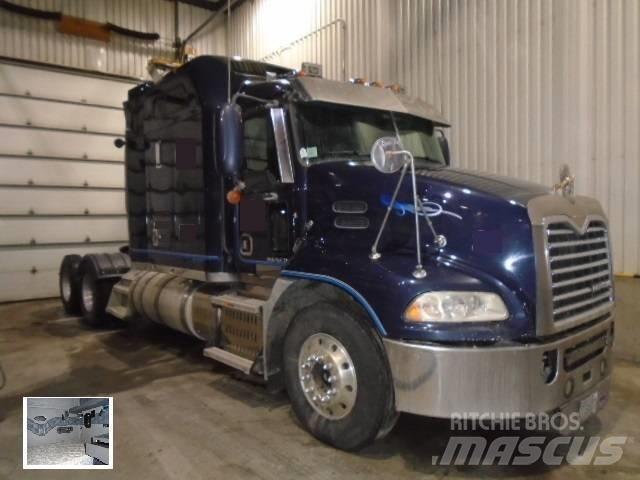 Mack CXU 613 Vetopöytäautot