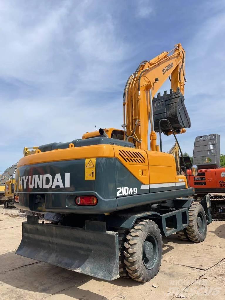 Hyundai R210W-9 Pyöräkaivukoneet