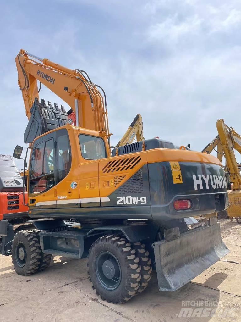 Hyundai R210W-9 Pyöräkaivukoneet