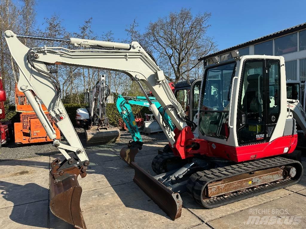 Takeuchi TB250 Minikaivukoneet < 7t