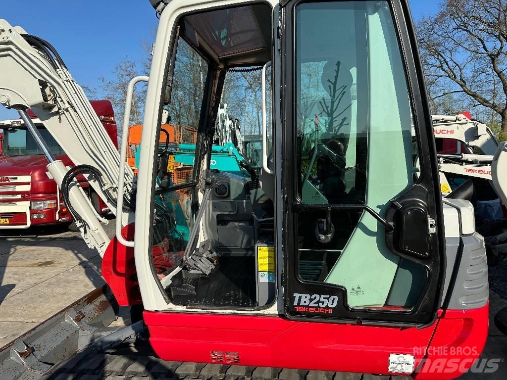 Takeuchi TB250 Minikaivukoneet < 7t