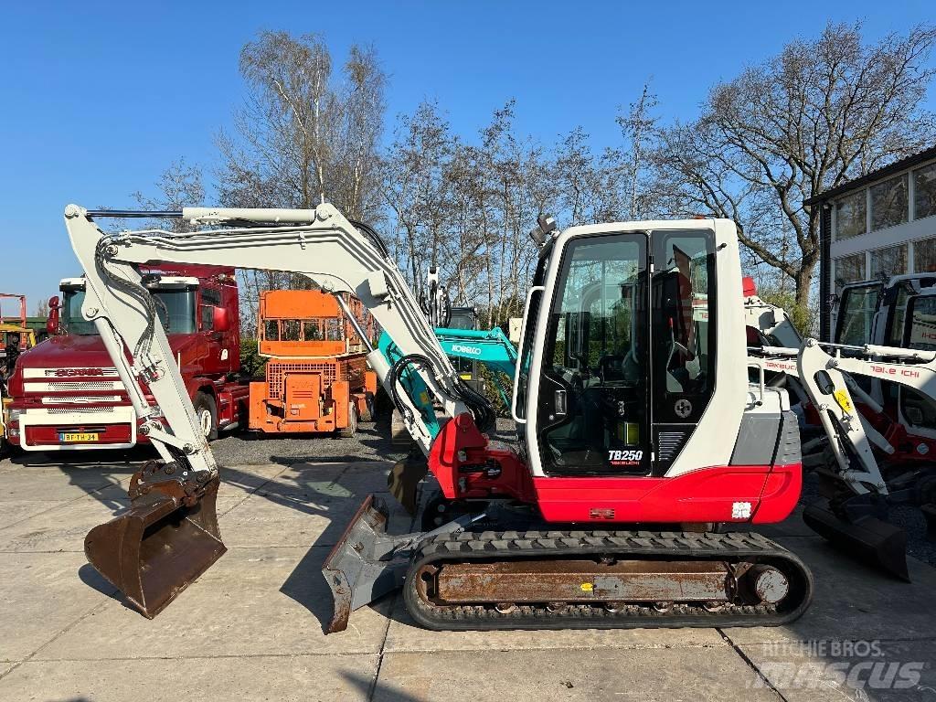 Takeuchi TB250 Minikaivukoneet < 7t