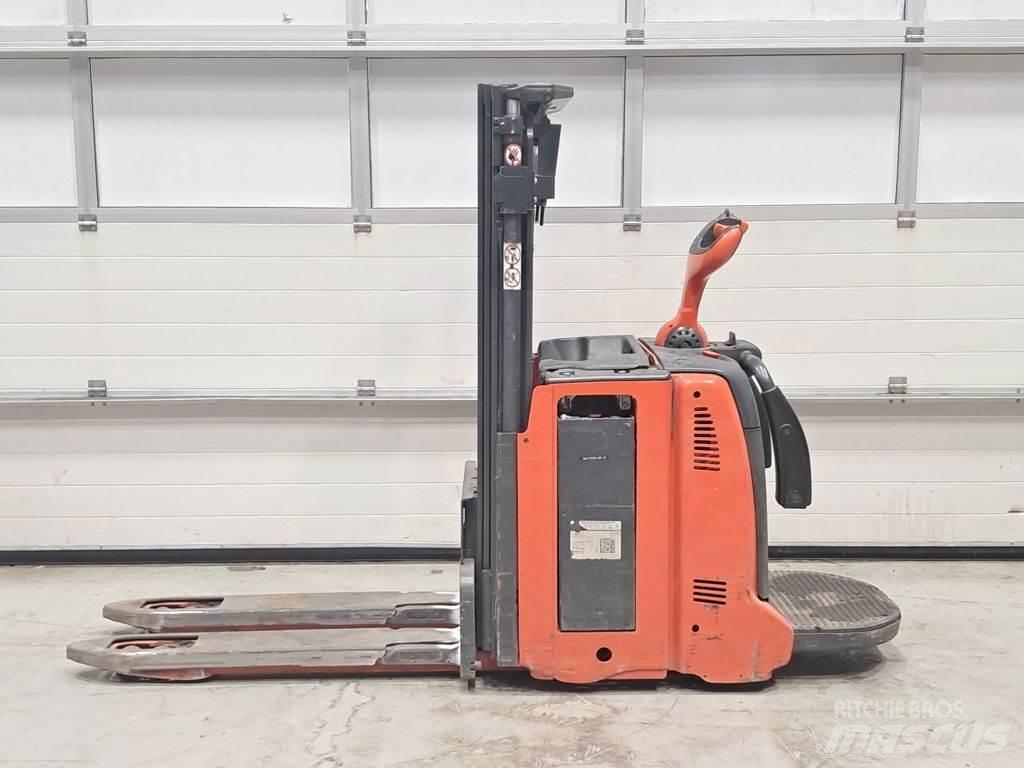 Linde D12 AP Käyden ajettavat pinoamistrukit