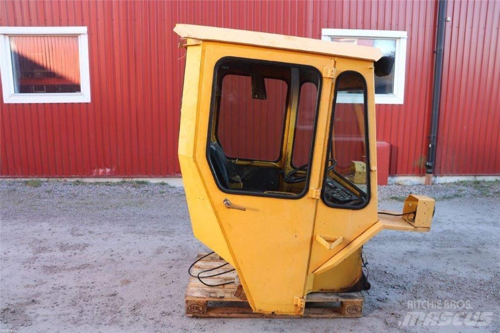 Lundberg 341 Ohjaamo ja sisusta