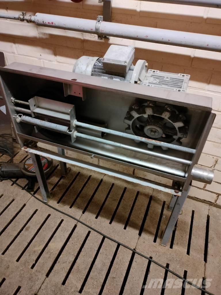 Pellon kuivaruokkija Karjan ruokintalaitteet