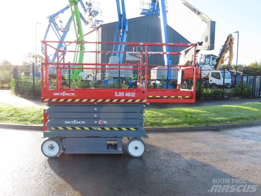 SkyJack SJ III 4632 Saksilavat