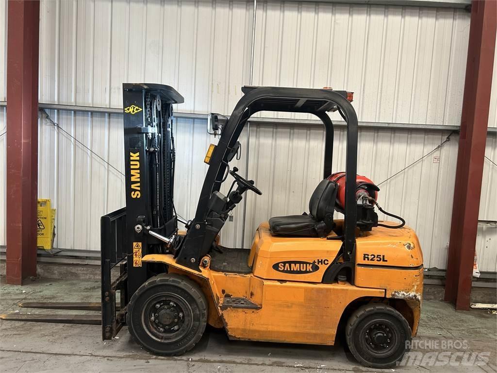  R25L Nestekaasutrukit