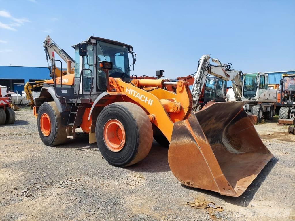 Hitachi ZW250 Pyöräkuormaajat