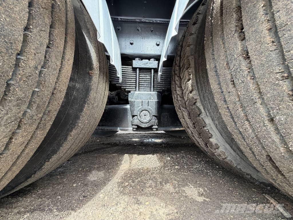 Freightliner 114 SD Paine-/imuautot