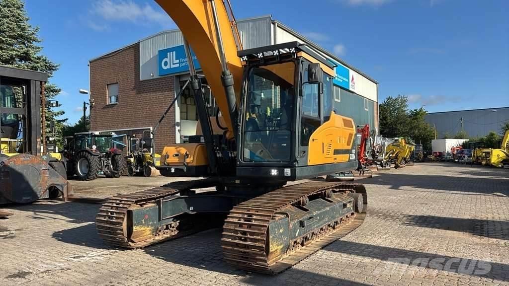 Hyundai HX220L Erikoiskaivinkoneet