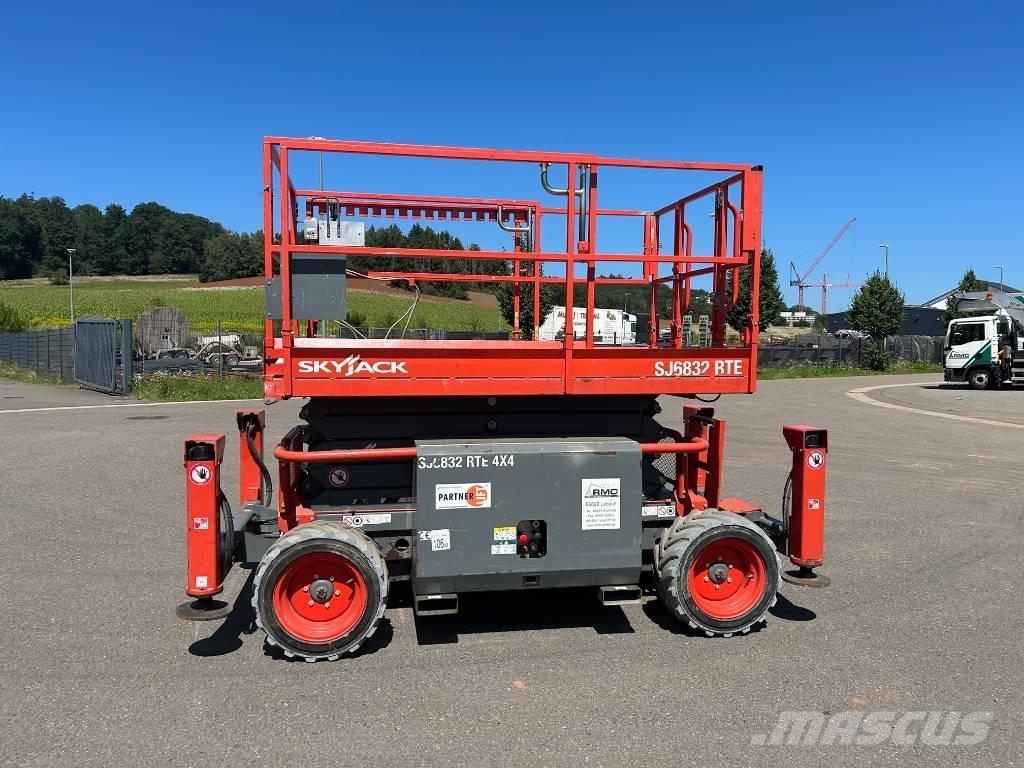 SkyJack SJ 6832 RTE Saksilavat