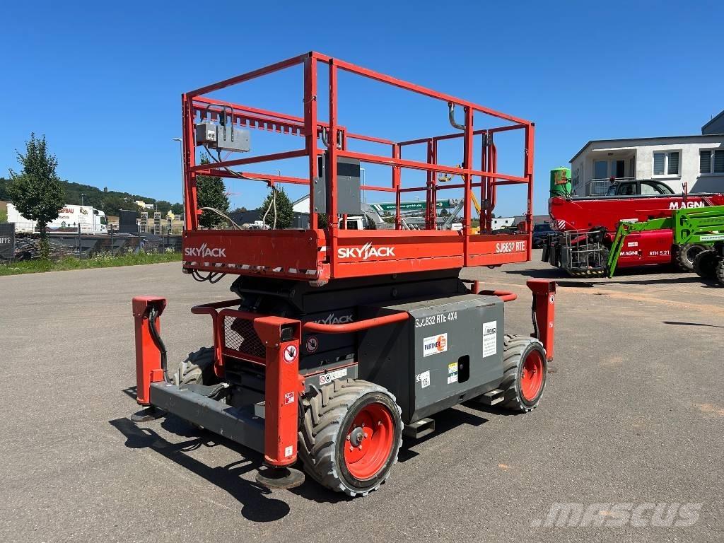SkyJack SJ 6832 RTE Saksilavat