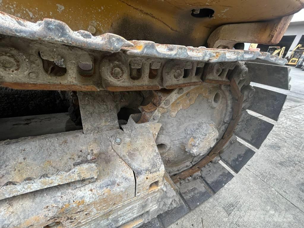 CAT D 3 C III Telaketjupuskutraktorit