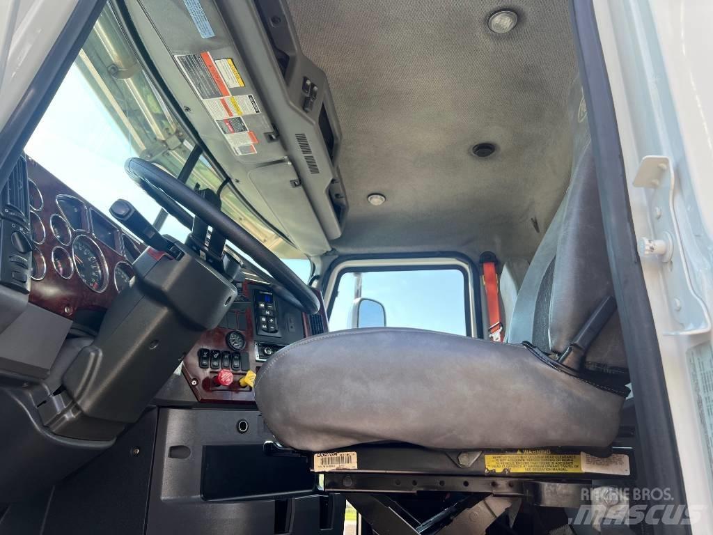 Mack CXU 613 Vetopöytäautot
