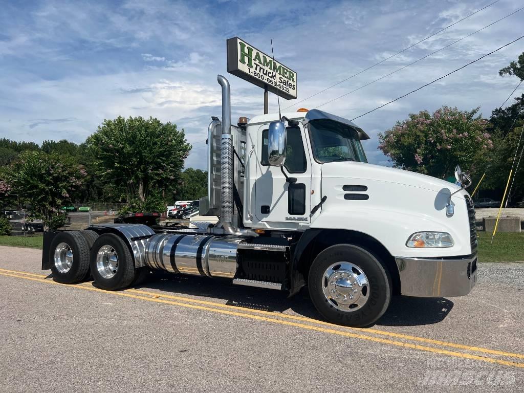 Mack CXU 613 Vetopöytäautot