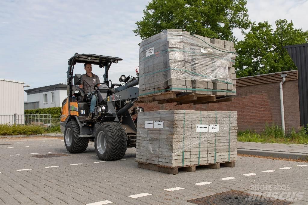 GiANT G2700 Xtra HD Liukuohjatut kuormaajat