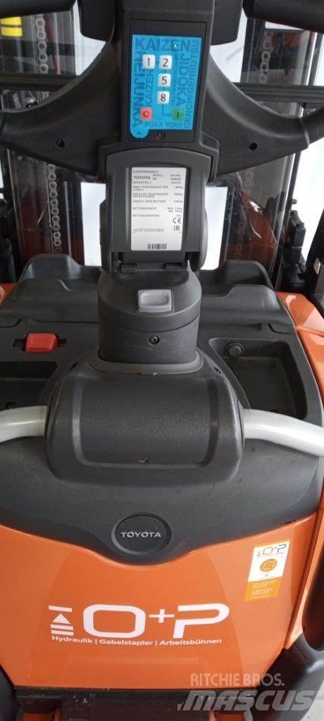 Toyota SPE160L Käyden ajettavat pinoamistrukit