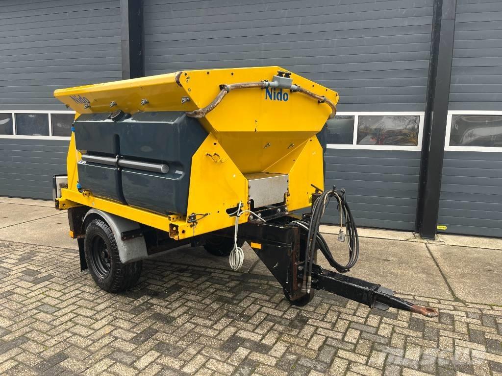 Nido Stratos Hiekan- ja suolanlevittimet