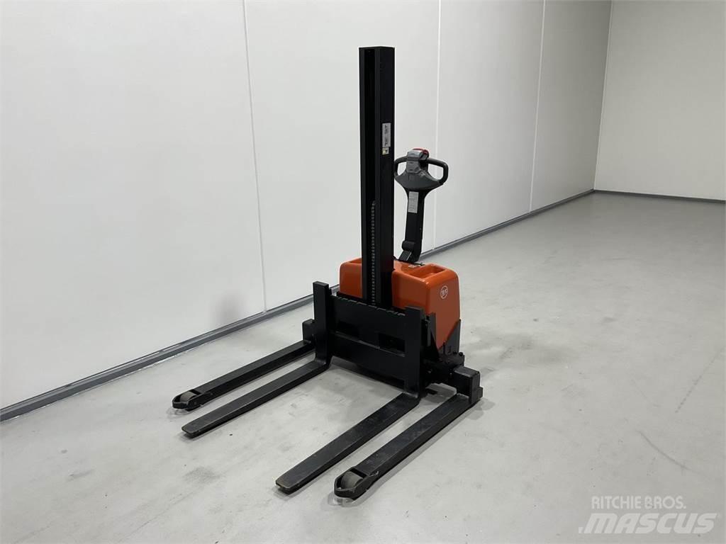 Toyota HWE100 Ajettavat pinoamisvaunut
