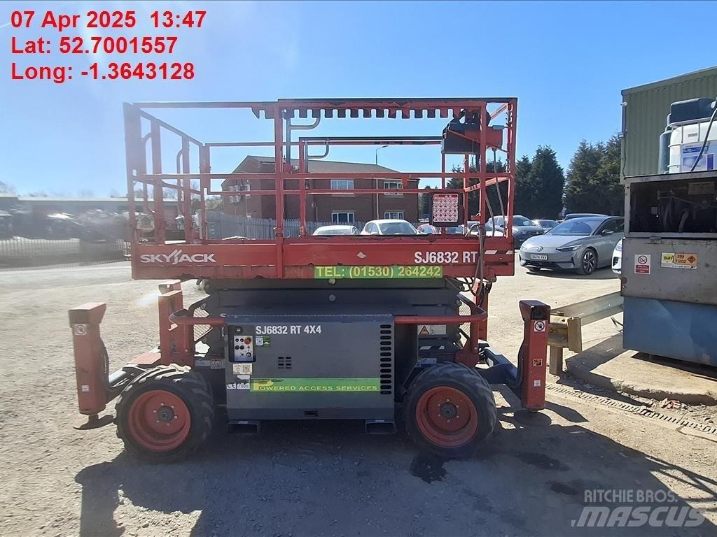 SkyJack SJ 6832 RT Saksilavat