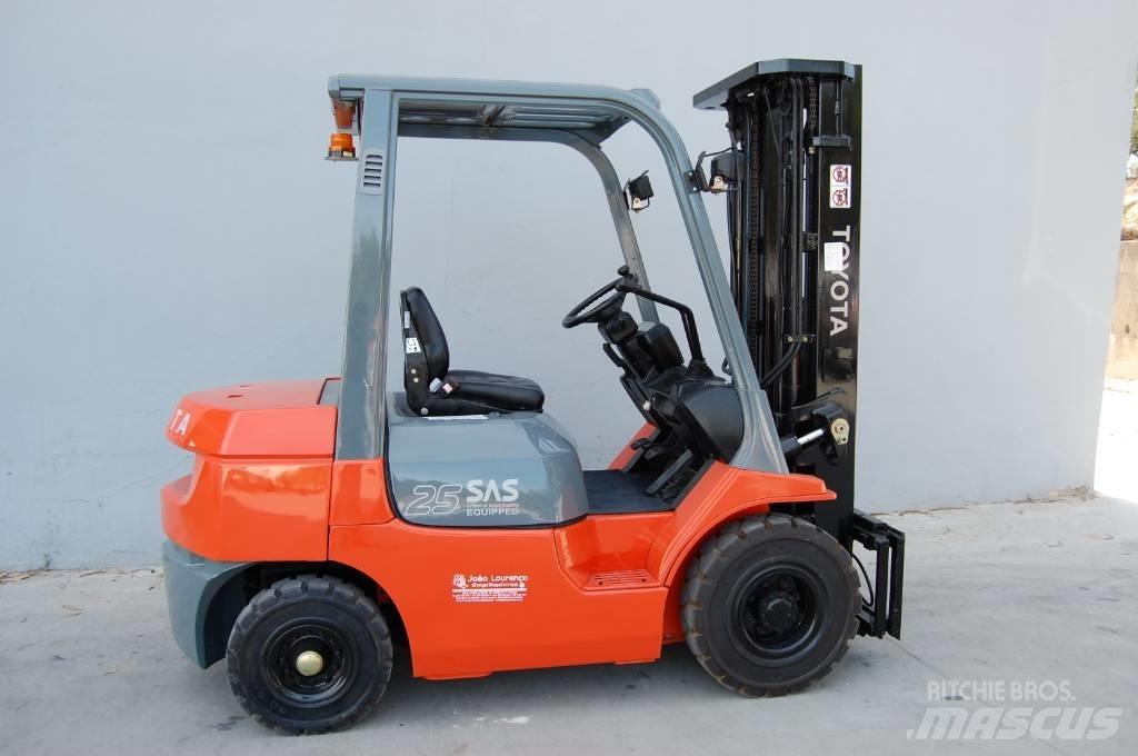 Toyota 7 FD 25 Dieseltrukit