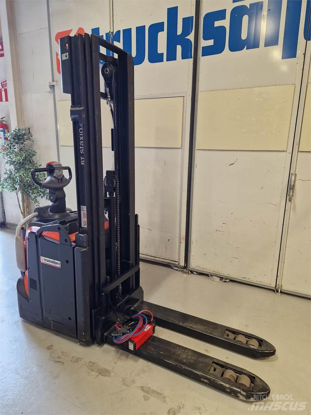 Toyota SPE120L Käyden ajettavat pinoamistrukit