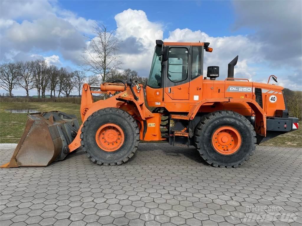 Doosan DL250 Pyöräkuormaajat