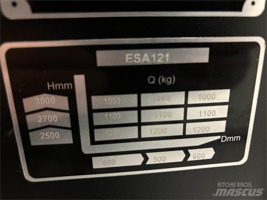  ESA 121 Käyden ajettavat pinoamistrukit