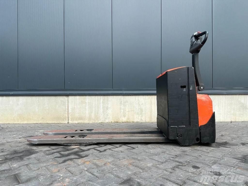 BT LWE180 Käyden ajettavat pinoamistrukit