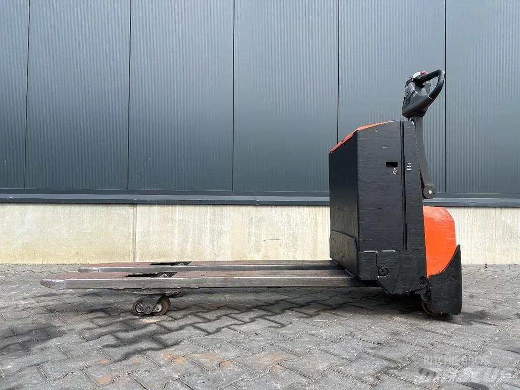 BT LWE180 Käyden ajettavat pinoamistrukit