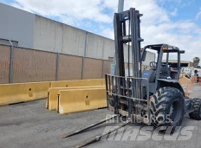 CASE 586H Maastotrukit