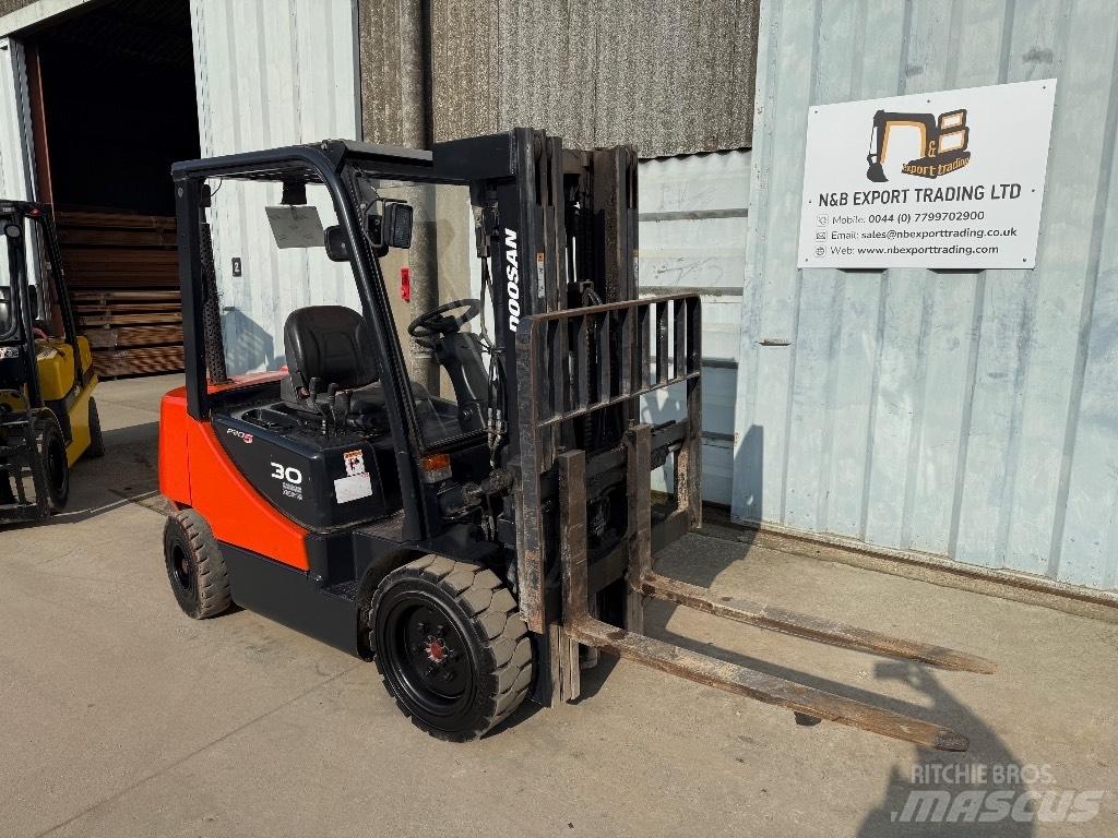 Doosan D 30 Dieseltrukit
