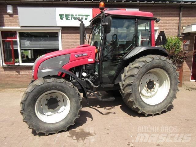 Valtra A93 HITECH Traktorit