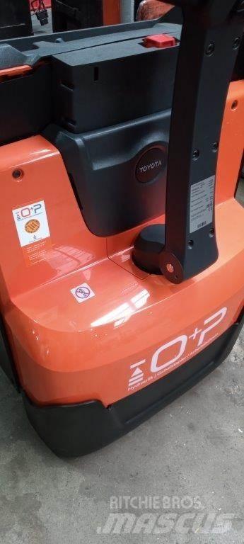 Toyota LWE 200 Lavansiirtotrukit