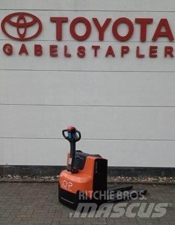 Toyota LWE 200 Lavansiirtotrukit