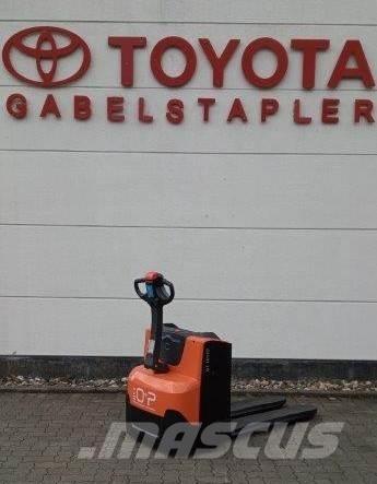 Toyota LWE 200 Lavansiirtotrukit