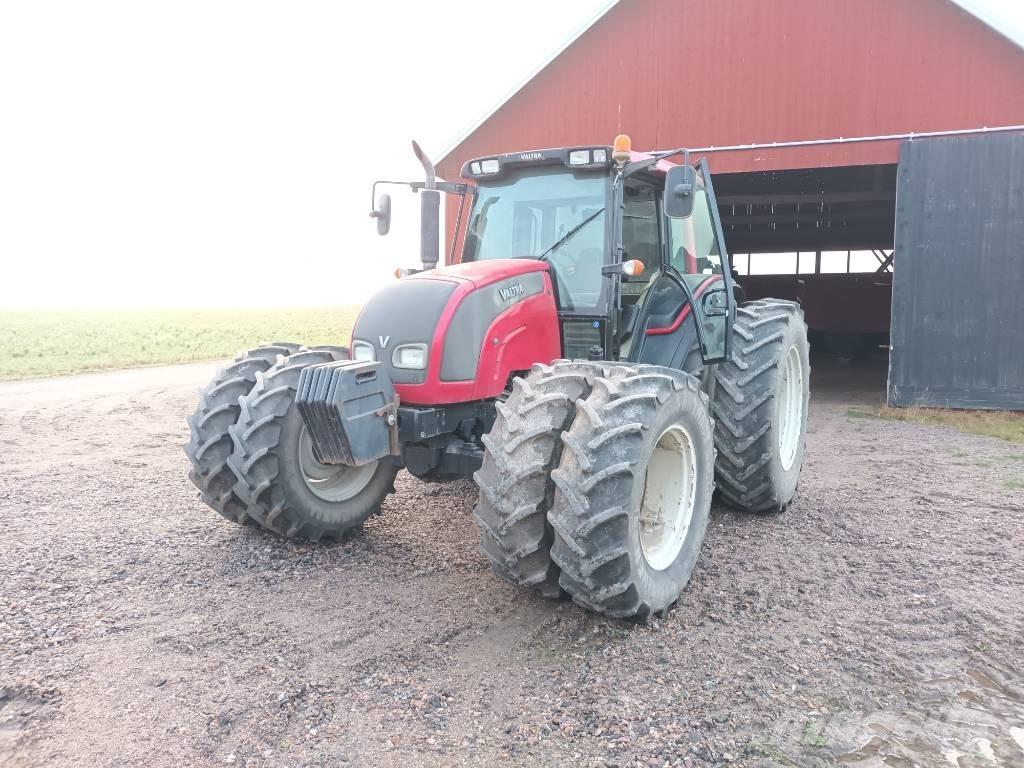 Valtra N 141 Traktorit